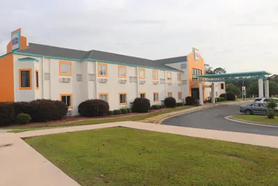 Photo 2 - Howard Johnson by Wyndham Tifton GA I-75