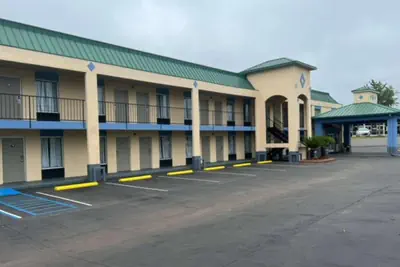 Photo 3 - Days Inn by Wyndham Greenville