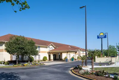 Photo 2 - Days Inn & Suites by Wyndham Commerce