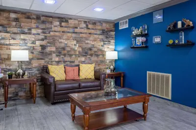 Photo 4 - Days Inn & Suites by Wyndham Commerce
