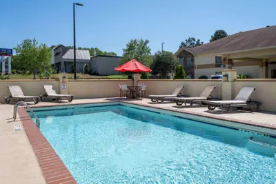 Photo 5 - Days Inn & Suites by Wyndham Commerce