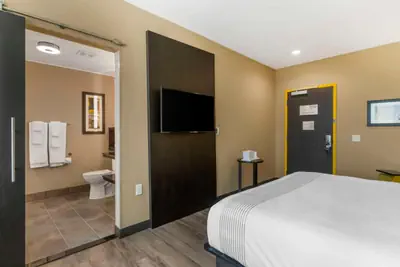 Photo 4 - GLo Best Western Pooler - Savannah Airport Hotel