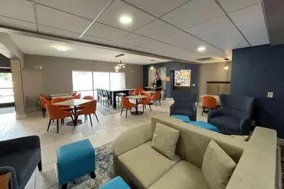 Photo 3 - La Quinta Inn & Suites by Wyndham Fayetteville I-95