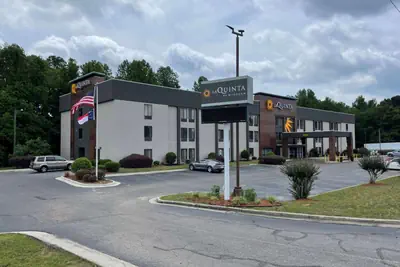 Photo 2 - La Quinta Inn & Suites by Wyndham Fayetteville I-95