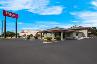 Photo 2 - Red Roof Inn & Suites Thomasville