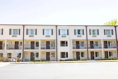 Photo 2 - Baymont by Wyndham College Park Atlanta Airport South