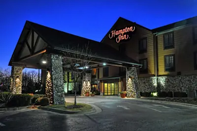 Photo 2 - Hampton Inn Kansas City The Legends