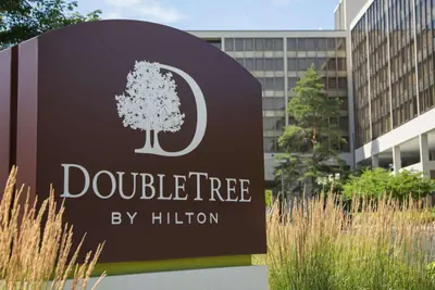 Photo 2 - DoubleTree by Hilton Chicago - Oak Brook