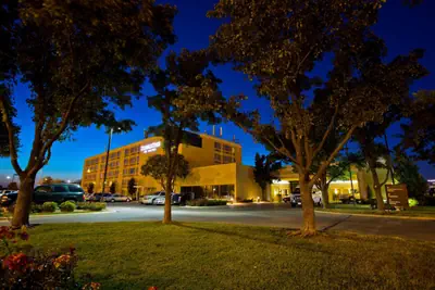 Photo 3 - DoubleTree by Hilton Wichita Airport