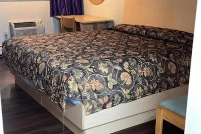 Photo 3 - Bel Air Motor Lodge