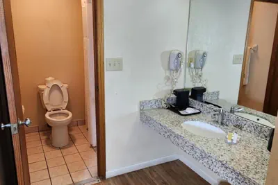 Photo 2 - WestSpring Inn - Westlake Cleveland