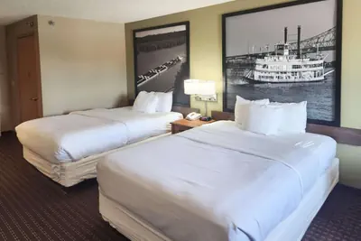 Photo 2 - MainStay Suites LeClaire - Quad Cities