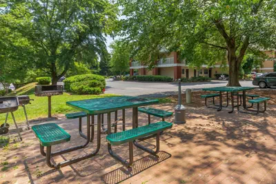 Photo 4 - Extended Stay America Select Suites - Greensboro - Wendover Ave - Big Tree Way