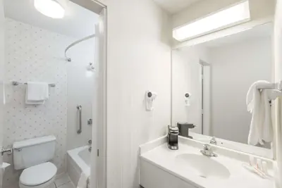 Photo 4 - Days Inn by Wyndham West Des Moines - Clive