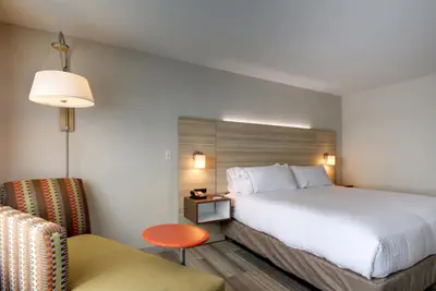 Photo 3 - Holiday Inn Express & Suites Galesburg by IHG