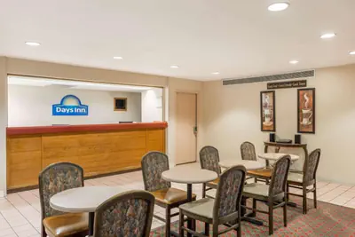 Photo 2 - Days Inn by Wyndham West Des Moines - Clive