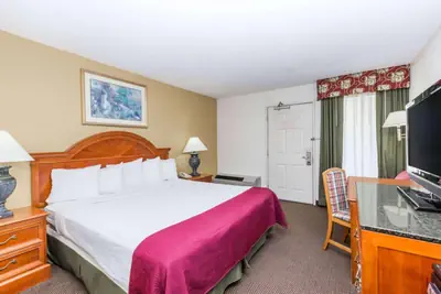 Photo 5 - Days Inn by Wyndham West Des Moines - Clive