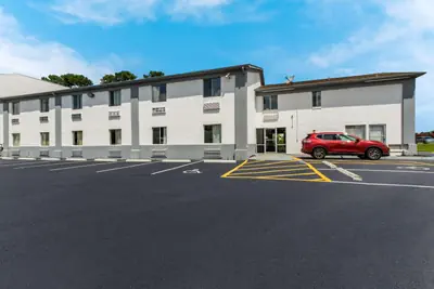 Photo 2 - Econo Lodge Cherry Point