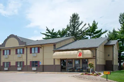 Photo 2 - Super 8 by Wyndham Pella