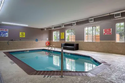 Photo 4 - Super 8 by Wyndham Salisbury