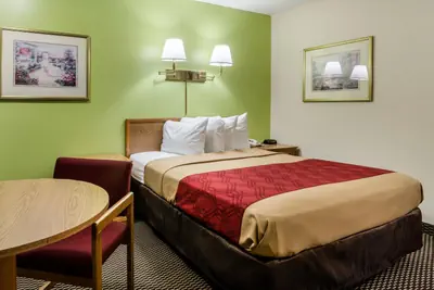 Photo 4 - Econo Lodge Lawrence near University