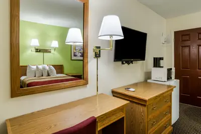 Photo 3 - Econo Lodge Lawrence near University