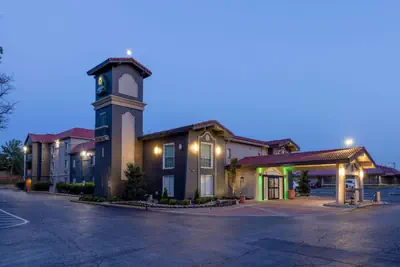 Photo 2 - La Quinta Inn by Wyndham Kansas City Lenexa