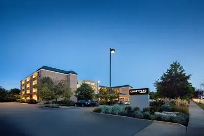 Photo 2 - Courtyard Cleveland Beachwood