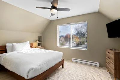Photo 2 - Modern Home &Cozy