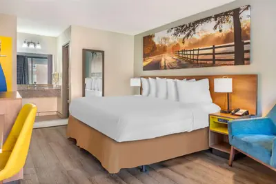 Photo 4 - Days Inn & Suites by Wyndham Rocky Mount Golden East