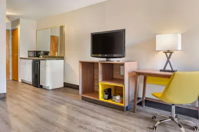 Photo 5 - Days Inn & Suites by Wyndham Rocky Mount Golden East