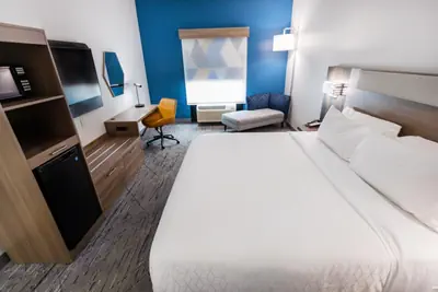 Photo 3 - Holiday Inn Express & Suites - Huntsville Airport by IHG
