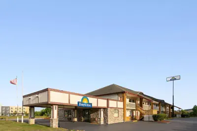 Photo 2 - Days Inn by Wyndham Queensbury/Lake George