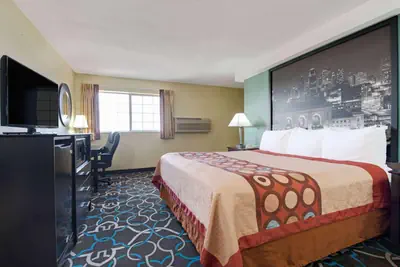 Photo 4 - Super 8 by Wyndham Kansas City