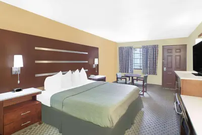Photo 4 - Days Inn by Wyndham Fayetteville