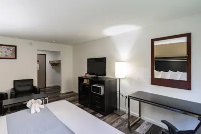 Photo 3 - Econo Lodge Cleveland Southeast - Kent