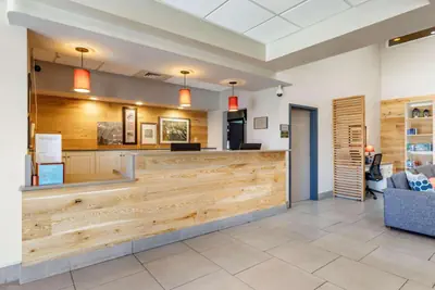 Photo 5 - Country Inn & Suites by Radisson, Lumberton, NC