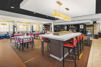 Photo 3 - Super 8 by Wyndham Dallas Love Field Airport