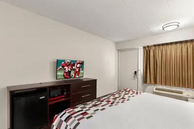 Photo 2 - Red Roof Inn Springfield, IL