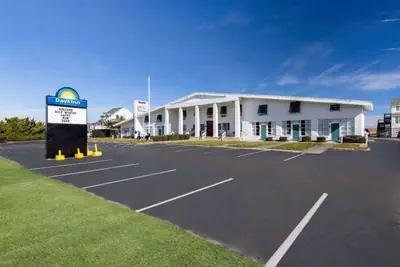 Photo 5 - Days Inn by Wyndham Kill Devil Hills Oceanfront - Wilbur