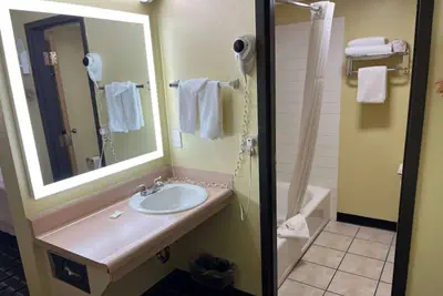 Photo 3 - Days Inn by Wyndham Park City Kansas