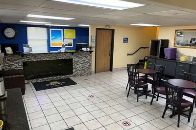 Photo 2 - Days Inn by Wyndham Park City Kansas