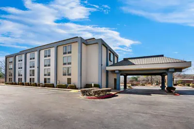 Photo 2 - Quality Inn & Suites North Little Rock