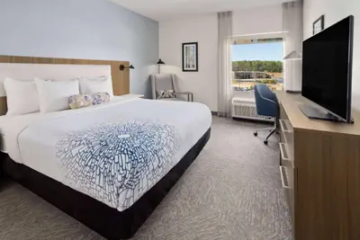 Photo 3 - La Quinta Inn & Suites by Wyndham Locust Grove