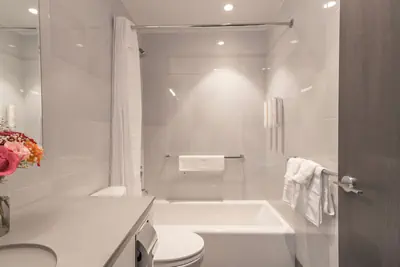 Photo 5 - The Melrose Hotel