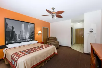 Photo 4 - Super 8 by Wyndham Salina