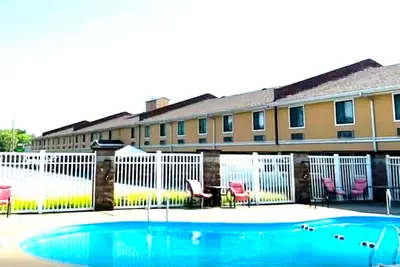 Photo 2 - Super 8 by Wyndham Fort Scott