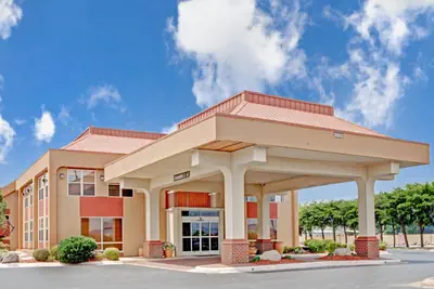 Photo 2 - Ramada by Wyndham West Memphis