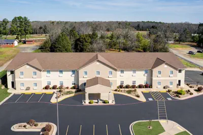 Photo 3 - Days Inn & Suites by Wyndham Cabot