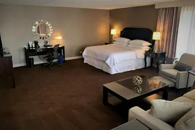 Photo 2 - Sheraton Lisle Naperville Hotel